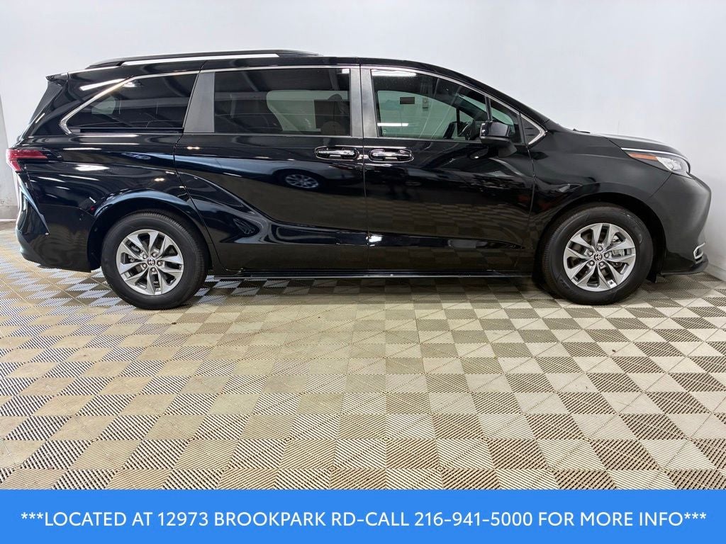 2022 Toyota Sienna XLE 8 Passenger